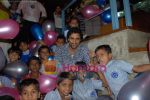 Kunal Kapoor in association with Art of Living Foundation presented gifts to kids at Hard Rock Cafe on June 14th 2008 (8).JPG