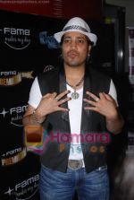 Mika Singh at Get Smart Premiere in Fame on 18th June 2008(5).JPG