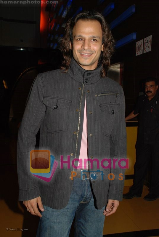 http://hamaraphotos.com/albums300/wpw-20080620/Vivek%20Oberoi%20at%20the%20premiere%20of%20Haal%20E%20Dil%20in%20Cinemax%20on%2019th%20June%202008%286%29.JPG