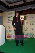 Amitabh Bachchan launches Chef Komal Taneja_s coffee table book for Dabur in Taj land_s End on July 10th 2008(12).JPG
