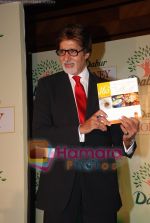 Amitabh Bachchan launches Chef Komal Taneja_s coffee table book for Dabur in Taj land_s End on July 10th 2008(13).JPG