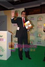 Amitabh Bachchan launches Chef Komal Taneja_s coffee table book for Dabur in Taj land_s End on July 10th 2008(21).JPG