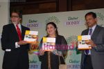 Amitabh Bachchan launches Chef Komal Taneja_s coffee table book for Dabur in Taj land_s End on July 10th 2008(5).JPG
