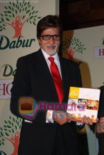 Amitabh Bachchan launches Chef Komal Taneja_s coffee table book for Dabur in Taj land_s End on July 10th 2008(8).JPG