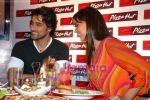 Kunal Kapoor, Lara Dutta at the launch of Pizza Hut in Juhu on 16th July 2008(8).JPG