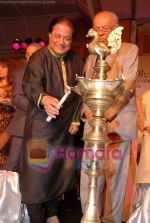 Anup Jalota at Khazana concert in Trident on July 25th 2008(51).JPG