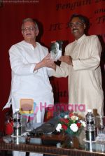 Gulzar at Selective poems book launch by Gulzar in ITC Grand Maratha on July 26th 2008(5).JPG