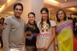 Rocky S with Katrina Kaif, Alka Nishar at the launch of the new collection _Aza_ on July 28th 2008 -san(3).JPG