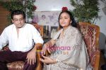 Amit Kumar, Leena Chandavarkar gives approval to make a biopic film on Kishore Kumar by UTV in Kishore Kuamr_s residence on August 4th 2008 (1).JPG