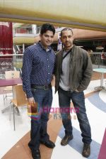 Bhushan Kumar, Aamir Khan on Location of movie Gajni at Fame Malad on August 7th 2008 (34).JPG