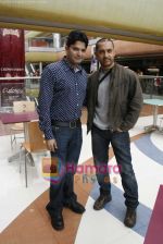 Bhushan Kumar, Aamir Khan on Location of movie Gajni at Fame Malad on August 7th 2008 (41).JPG