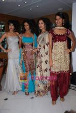 Jesse Randhawa, Sheetal Malhar, Tapur Chatterjee and Nethra Raghuraman at the new festive and jewellery Collections by Prriya & Chintan on 11th August 2008 (3).JPG