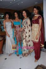 Jesse Randhawa, Sheetal Malhar, Tapur Chatterjee and Nethra Raghuraman at the new festive and jewellery Collections by Prriya & Chintan on 11th August 2008 (5).JPG