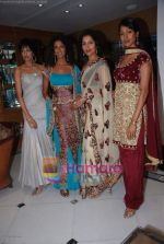Jesse Randhawa, Sheetal Malhar, Tapur Chatterjee and Nethra Raghuraman at the new festive and jewellery Collections by Prriya & Chintan on 11th August 2008 (7).JPG