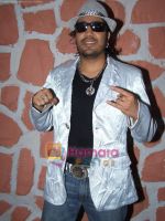 Mika Singh on the sets of Chak De Bachche in Cinevistas on 5th September 2008 (25).JPG