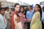 Kangana Ranaut, Priyanka Chopra, Arjan Bajwa, Mugdha Godse and Fashion star cast visit Siddhivinayak temple on 11th September 2008 (2).JPG