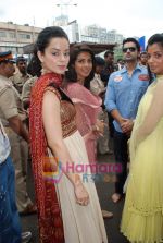 Kangana Ranaut, Priyanka Chopra, Arjan Bajwa, Mugdha Godse and Fashion star cast visit Siddhivinayak temple on 11th September 2008 (3).JPG
