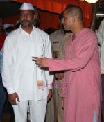Nana Patekar with son at the Ganpati Celebrationt in RK studios, Chembur on 14th September 2008  (4).jpg