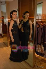 Deepti Gujral Showcases Gaurav Gupta_s Collection for Chamomile in Khar Store on 12th September 2008 (11).JPG