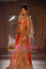 Shilpa Shetty walk the Ramp for Tarun Tahiliani Show at HDIL Couture Week on 22nd September 2008 (12).JPG