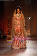 Shilpa Shetty walk the Ramp for Tarun Tahiliani Show at HDIL Couture Week on 22nd September 2008 (5).JPG