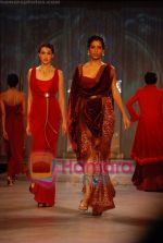 at Tarun Tahiliani Show at HDIL Couture Week on 22nd September 2008 (36).JPG