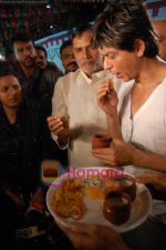 Shahrukh Khan goes for sheri at 3.30 a.m on Sunday 28th September 2008 (17).JPG