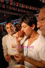 Shahrukh Khan goes for sheri at 3.30 a.m on Sunday 28th September 2008 (19).JPG