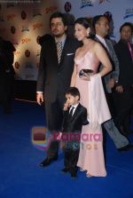 Goldie Behl, Sonali Bendre with son at Drona Premiere on 1st october 2008 (18).JPG