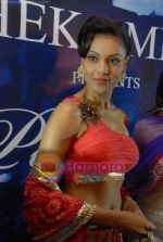 Bipasha Basu at the unveiling of Maheka Mirpuris collection Passione in Hotel Taj President on 3rd october 2008 (5).JPG