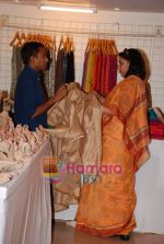 Shabana Azmi at Dastkari Haat Samiti handmade exhibition in 7 Art Gallery on 9th October 2008 (3).JPG