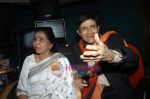 Dev Anand and Asha Bhosle record a song together in Spectral Harmony, Mumbai on 10th October 2008 (13).JPG