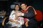 Dev Anand and Asha Bhosle record a song together in Spectral Harmony, Mumbai on 10th October 2008 (7)~0.JPG