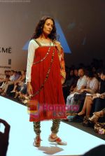 Model walk the ramp for Ashmita Marva, Ruchi Mehta, Sudhir and Tapas Show at Lakme Fashion Week on 20th October 2008 (19).JPG
