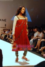 Model walk the ramp for Ashmita Marva, Ruchi Mehta, Sudhir and Tapas Show at Lakme Fashion Week on 20th October 2008 (20).JPG