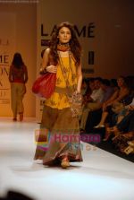 Model walk the ramp for Ashmita Marva, Ruchi Mehta, Sudhir and Tapas Show at Lakme Fashion Week on 20th October 2008 (24).JPG