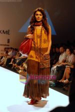 Model walk the ramp for Ashmita Marva, Ruchi Mehta, Sudhir and Tapas Show at Lakme Fashion Week on 20th October 2008 (27).JPG
