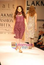 Model walk the ramp for Ashmita Marva, Ruchi Mehta, Sudhir and Tapas Show at Lakme Fashion Week on 20th October 2008 (39).JPG