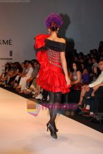 Model walk the ramp for Shantanu and Nikhil Show at Lakme Fashion Week on 21st October 2008 (19).JPG