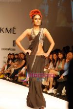 Model walk the ramp for Shantanu and Nikhil Show at Lakme Fashion Week on 21st October 2008 (20).JPG