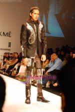 Model walk the ramp for Shantanu and Nikhil Show at Lakme Fashion Week on 21st October 2008 (25).JPG
