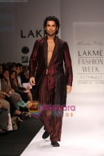 Model walks the ramp for Krishna Mehta at Lakme Fashion Week 2009 (5).JPG