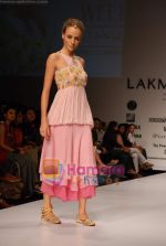 Model walk the ramp for Jyoti Khaitan, Manish Gupta, Pallavi Murdia at Lakme Fashion Week- Day 2 on 21st October 2008 (47).JPG