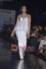 Sonam Kapoor walk the ramp for Tarun Tahiliani_s collection at Lakme Fashion Week on 21st October 2008 (4).JPG