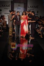 Sameera Reddy walk the ramp for Raghavendra Rathore_s Show at Lakme Fashion Week Day 3 on 22nd October 2008 (23).JPG
