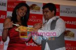 Priyanka Chopra unveils Filmfare issue for Dostana promotion at BJN baquets on 30th October 2008 (8).JPG