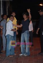 Shahrukh Khans birthday at Mannat celebrated by media on 2nd November 2008 (75).JPG