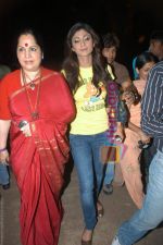 Shilpa Shetty with her mother Sunanda Shetty at the Grand Finale of Bigg Boss 2 on 22nd November 2008(5).JPG