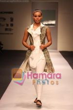 Model walk the ramp for Anamika Khanna at Delhi Fashion Week on 3rd December 2008 (22).jpg