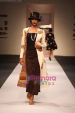 Model walk the ramp for Kotwara by Meera and Muzaffar at Delhi Fashion Week on 3rd December 2008 (19).JPG